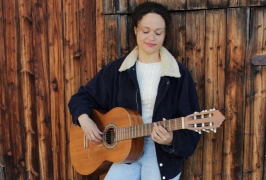 Sina Malou - Singer Songwriter